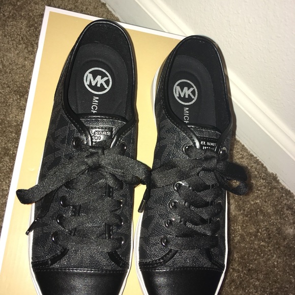 Last 1 Micheal Kors Signature PVC Sneakers - Picture 3 of 8